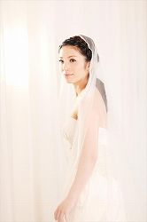 結婚式の前撮りで、花嫁のウエディングドレスにダウンスタイルの、きれいなヘアメイクの写真