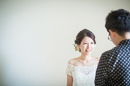 結婚式の前撮りの、ウエディングドレスの花嫁の、きれいなナチュラルなヘアメイクの写真